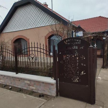 Отель Bundik Vendeghaz Береттьоуйфалу Экстерьер фото