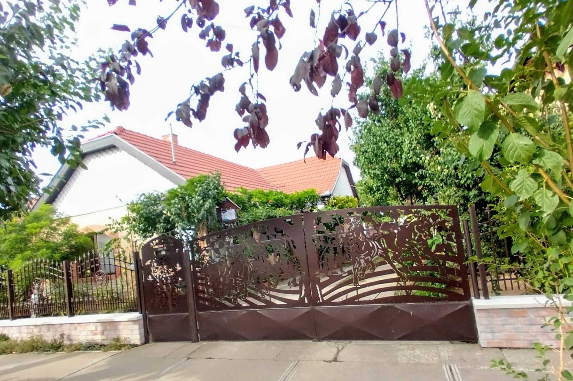 Отель Bundik Vendeghaz Береттьоуйфалу Экстерьер фото